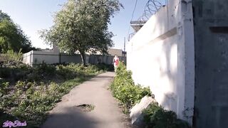 Tini hölgyemény lovagolja a pasi faszát