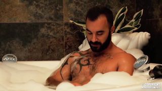 Üzletemberek basszák egymást