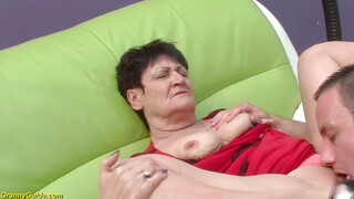 Öreg érett nő és a fiatal krapek