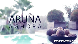 Aruna Aghora pici picsája finoman megdöngetve