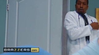 Brazzers - Nina Dee seggét a doktor reszeli