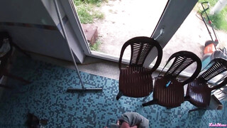 Tetovált orosz tini kiscsaj a medencénél dug