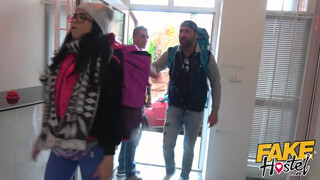 Fake Hostel - Latin Amerikai lány a pasija előtt szexel