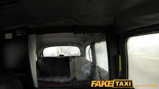 FakeTaxi - kitetovált kisasszony megdugva a hátsó ülésen