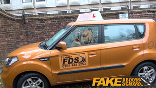 Fake Driving School - debella picsa alig fér el a autóban