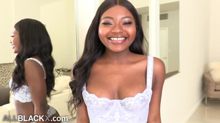 AllBlackX - Noemie Bilas a cuki fekete hölgyemény