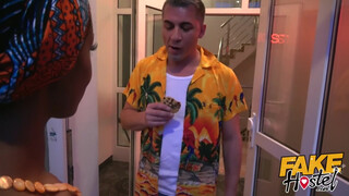 Fake Hostel afrikai csajszi és egy latina pina közösen