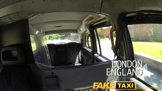 FakeTaxi amerikai félvér spiné kefélni akar
