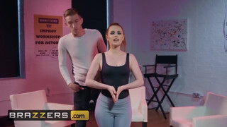 Brazzers - Ella Hughes muffjában a hatalmas nyeles aszpirin