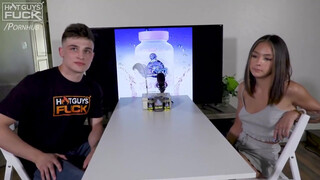 Tini pici csöcsű bige és a tetovált csávó - Hot Guys Fuck