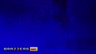 Brazzers - Cherie Deville popókája is megbaszva