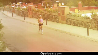 OyeLoca - Blondie Fesser a méretes cickós latin