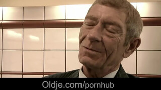 Magyar pornószínész nőci szexel idős sráccal - Oldje
