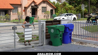Nadia White fiatal manussal kúrel - Anal mom