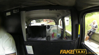 Faketaxi - szőrös pinájú milf spiné szexel egyet