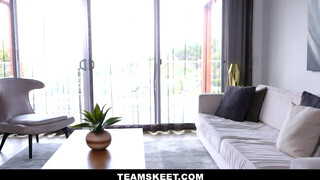 TeamSkeet - Gwen Vicious méretes feneke megrakva