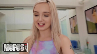 MOFOS - Lexi Lore keményen popsiba tolva