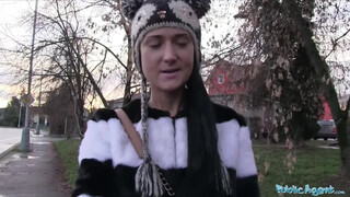 Public Agent - aranyos orosz spiné az utcáról