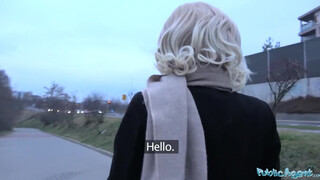 Public Agent - világos szőke barna kisasszony és a vastag fallosz