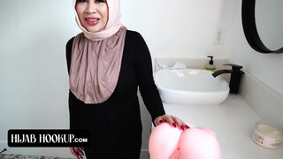 Hijab Hookup - Tokyo Lynn a szőrös puncis háziasszony