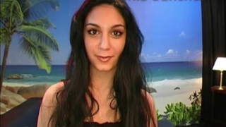 Mia Sanchez feldug egy méretes műdákót