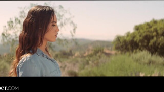 Deeper - raszta hajú stoppos kisasszony