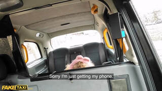 Fake Taxi - Izgató latina bige megrakva a taxiban