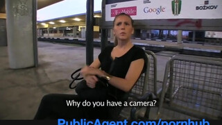 PublicAgent - vonatra váró szomorú nőci