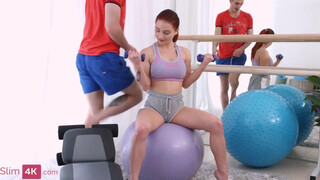 Slim4K - Csöcsös vörös hajú csajszi hátsó bejáratba baszva