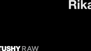 TUSHYRAW - Rika seggel lovagolja meg a méretes dákót