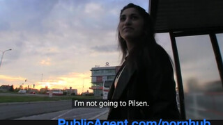 PublicAgent - szexy ázsiai spiné felszedve a buszmegállóban