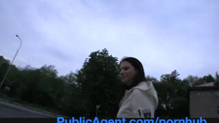 PublicAgent - lebukott a kisasszony pisizés közben