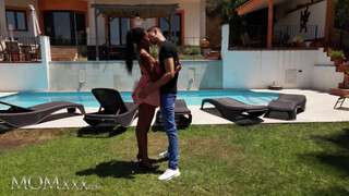 MOMxxx - Tina Fire a hatalmas kannás csoki milf
