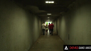 DevilsGangbangs - Kolumbiai milf csoportos szex baszása