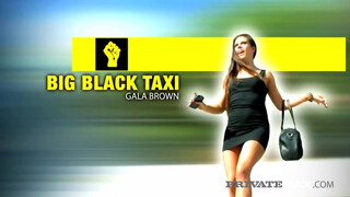 Gala Brown a taxiban kefél