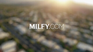 MILFY - Alexis a méretes keblű mami