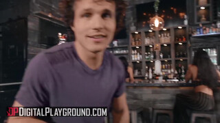 Digital Playground - Alissa Jayde megkúrva a bárban