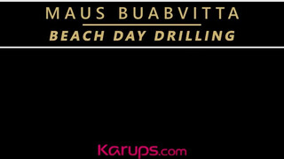 Maus Buabvitta bekúrva a tengerparton