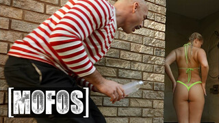 MOFOS - Harley King a izgató világos szőke tini hölgyemény