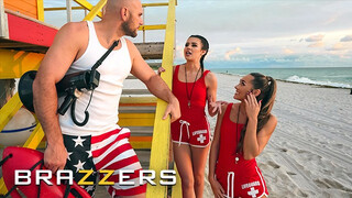 BRAZZERS - MacKenzie Mace és Kylie Rocket a szexy vízimentő csajok