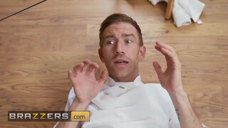 BRAZZERS - Szerencsés masszőr Danny szerencsés, hogy megdughatja Alyssia Kentet és a fullos szobalányát, Alice Hernandezt