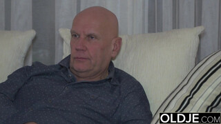 Sugar Daddy megdugja mostohalánya szoros punciját, mélyen behatol