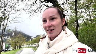 Forró tini amatőr nyilvános cumizása idegennek