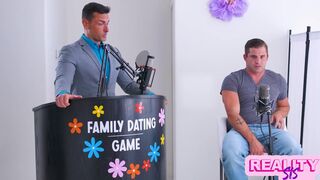 Chanel Camryn faszőrült világos szőke nőci nyeri a randi játékot és mostohabátyja farkával teljes gangbang kavarodik