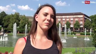 Német turista csajszi kültéri anális kefélése