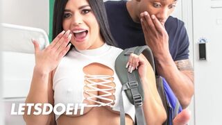 Geil hostel: sára retali teljesen megvadul a vizes puncival