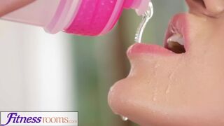 Afina Kisser világos szőke orosz milf éhesen cidázza a méretes léce