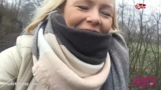 Forró tini nőci kerékpáron dörzsöli lucskos puncáját