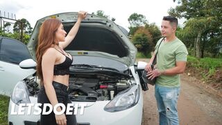 Forró kolumbiai milf Leela Moon megdugja a szerelőjét