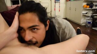 Virgilio megtörése violet teljes alárendelődése a kanapén